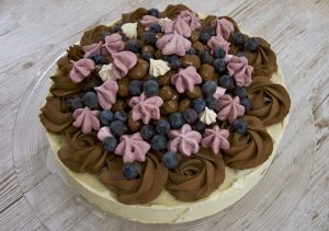 Glasstårta med kinapuffar och hallon